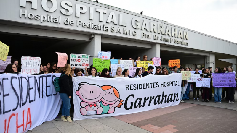 Residentes del Garrahan llevaron su reclamo a Plaza de Mayo